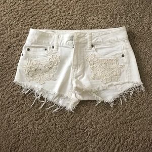 American Eagle detailed shorts!